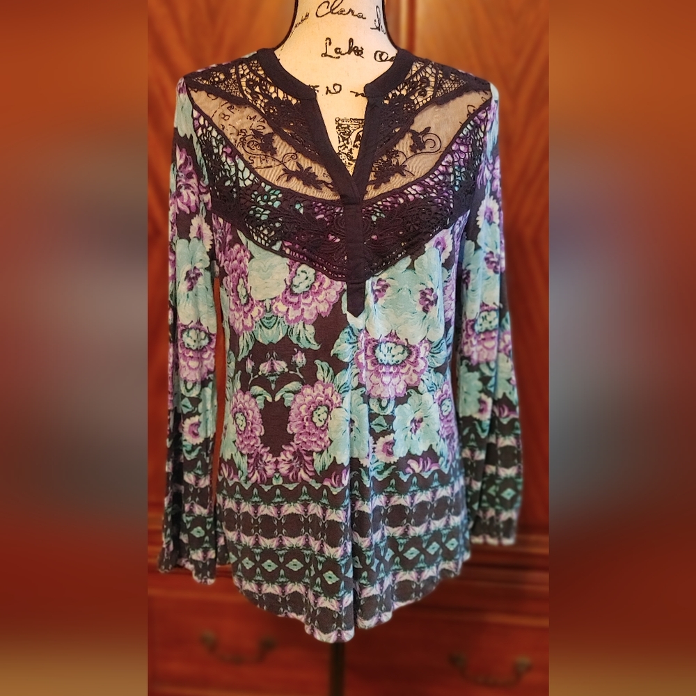 Vintage America NWOT, size M, Bohemian style floral, long sleeve with lace